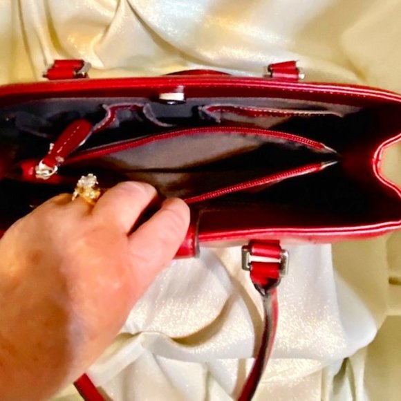 💖Liz Claiborne Very pretty Red Handbag. 12-1/2 in. W x 9 in H. x 4 in D - Picture 6 of 6